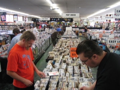 Killer and Petter looking for records in Auckland, NZ, 2005. Photo by Lasse Marhaug.